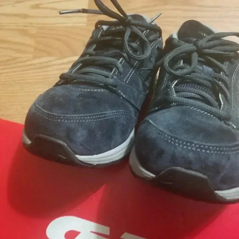 New Balance Women's Navy Blue Suede Walking Sneakers  Sz 9 Wide (D)
